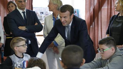 Le président de la République Emmanuel Macron visite une classe accueillant des élèves en situation de handicap à Forbach (Moselle), lundi 4 septembre 2017. (PHILIPPE WOJAZER / POOL)