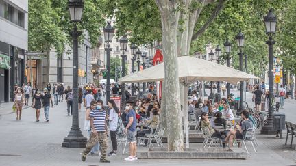 Barcelone et ses cafés, ses Ramblas, magasins et terrasses, attendent les touristes.&nbsp; (MAXPPP)