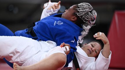 La Française Romane Dicko prend le dessus sur son adversaire en finale pour la médaille de bronze olympique, la Turque&nbsp;Kayra Sayit, le 30 juillet 2021 à Tokyo. (FRANCK FIFE / AFP)