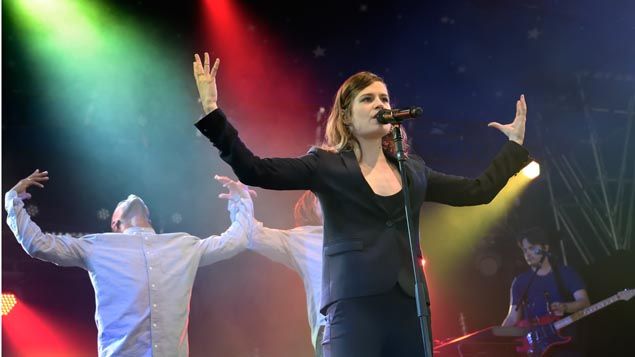 &nbsp; (© RFI Edmond Sadaka/L'artiste française entourée de ses danseurs, Christine and the Queens, a assuré le show samedi soir.)