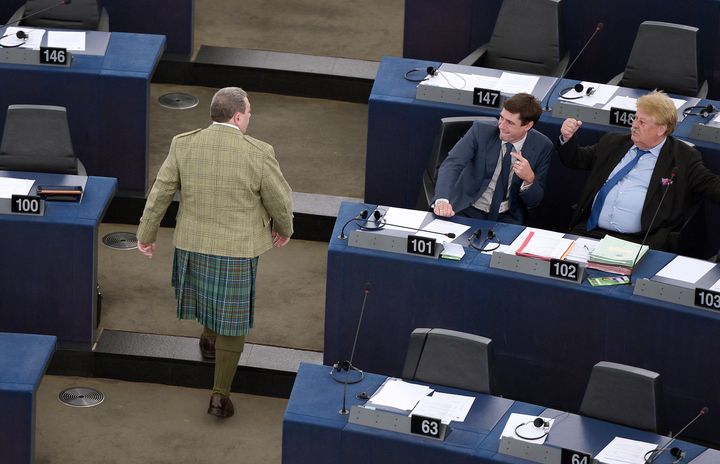 L'eurod&eacute;put&eacute; britannique David Coburn d&eacute;ambule en kilt dans les all&eacute;es de l'h&eacute;micycle du Parlement europ&eacute;en, le 1er juillet 2014,&nbsp;&agrave; Strasbourg (Bas-Rhin).&nbsp; (FREDERICK FLORIN / AFP)