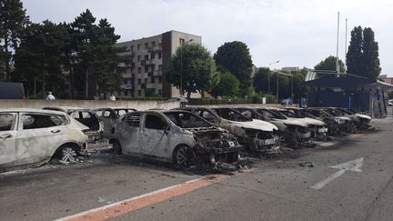 Des voitures incendiées près de Strasbourg pendant les émeutes urbaines de juin 2023 après la mort de Nahel. Les assureurs présentent la facture des indemnisations. (AURELIE LOCQUET/ RADIO FRANCE)