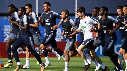 Kylian Mbappe et ses co-équipiers lors d'un entraînement au stade de Globevets à Istra, à l'ouest de Moscou, le 18 juin 2018.&nbsp; (FRANCK FIFE / AFP)