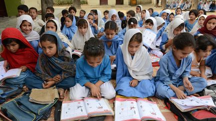 Des &eacute;coli&egrave;res pakistanaises assistent &agrave; un cours &agrave; Mingora, le 9 octobre 2013. (A MAJEED / AFP)