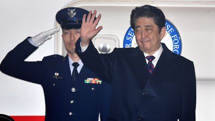 Le premier ministre japonais, Shinzo Abe, avant son départ pour Hawaï, le 26 décembre 2016. (KAZUHIRO NOGI / AFP)