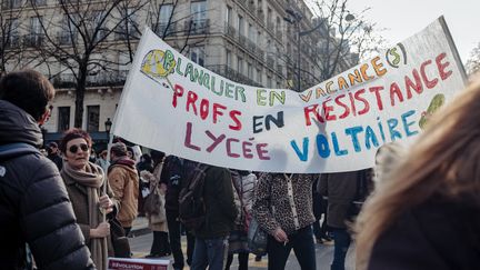 Une banderole brandie lors de la précédente&nbsp;journée de mobilisation des personnels de l'Education nationale, le 20 janvier 2022, à Paris. (HERVE CHATEL / HANS LUCAS / AFP)