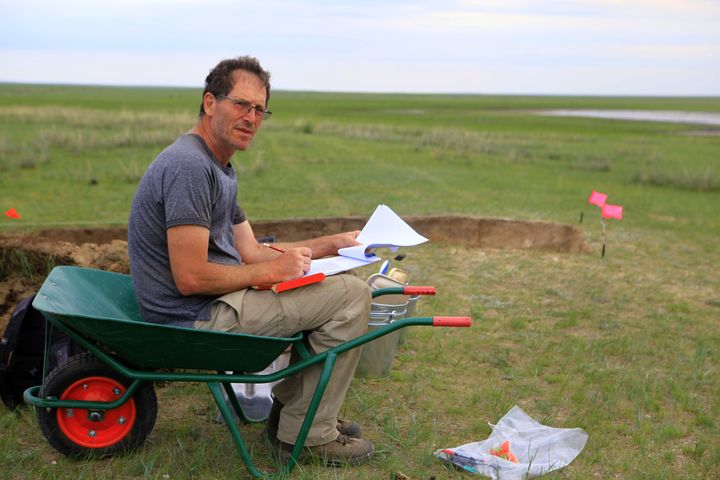 Cette&nbsp;photo, transmise le 7 juin 2020 par l'Université hébraïque de Jérusalem,&nbsp;montre l'archéologue israélien Gideon Shelach-Lavi en train de cartographier le segment nord de la Grande Muraille de Chine dans la steppe de Mongolie. (THE HEBREW UNIVERSITY OF JERUSALEM / AFP)