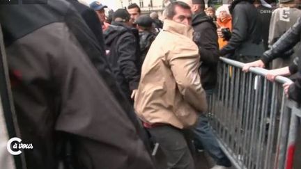 Violence de militants du FN contre des journalistes : "on aurait dû vous achever"