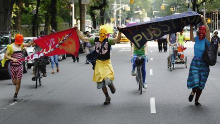 Des manifestants New Yorkais demandent la lib&eacute;ration des Pussy Riot, le 17 ao&ucirc;t 2012, sur la 5&egrave;me avenue.&nbsp; (LUCAS JACKSON / REUTERS )