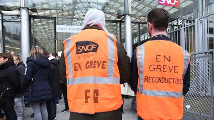 Des agents de la SNCF en grève, à Paris, mardi 3 avril 2018. (NEDIM ABAZ / ANADOLU AGENCY / AFP)