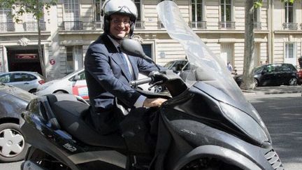 Hollande sur son scooter en 2011. Scooter qui n'apparait pas dans sa déclaration de patrimoine (JACQUES DEMARTHON / AFP)