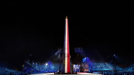 Déjà joué lors des cérémonies d'ouverture et de clôture des Jeux Olympiques, le "Marseillaise" revisité par Victor Le Masne a de nouveau retenti. Pour l'occasion, le drapeau tricolore a été projeté sur l'obélisque de la place de la Concorde. (GONZALO FUENTES / POOL)