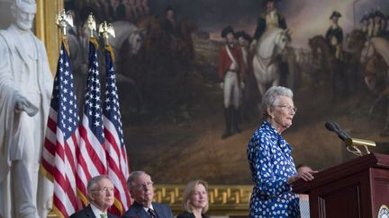 Nina Lagergren, demi-soeur de Raoul Wallenberg, prononce un discours le 9 juillet 2014, lors d'une cérémonie au Capitole, en présence de membres de la famille Wallenberg.  (SAUL LOEB / AFP)