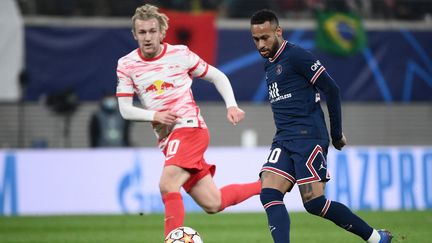 Neymar face à Emil Forsberg, mercredi 3 novembre à Leipzig. (FRANCK FIFE / AFP)