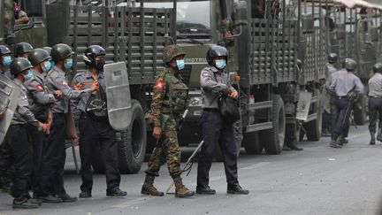 Les forces de sécurité birmanes à Mandalay, en Birmanie, le 20 février 2021. (ANADOLU AGENCY / AFP)