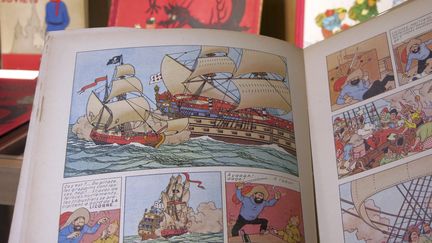 Un exemplaire de la BD de Tintin "Le secret de la licorne" en Belgique, le 19 juin 2017. (MONICA FARO / EFE)