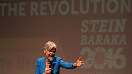 La candidate écologiste Jill Stein lors d'un meeting au centre d'Hostos pour les arts et la culture, le 12 octobre 2016, à New York, où elle faisait campagne avec son coéquipier Ajamu Baraka. (Justin Sullivan / Getty Images / AFP)