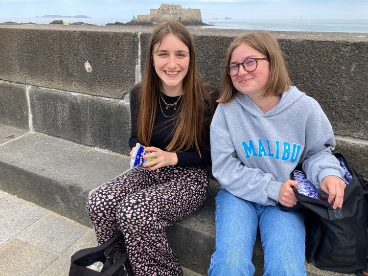 Maewenn et Loane, deux élèves de la classe de&nbsp;1ère &nbsp;STMG du lycée Benjamin Franklin d'Auray (Morbihan), Festival Etonnants Voyageurs, Saint-Malo le 3 juin 2022 (Laurence Houot / FRANCEINFO CULTURE)