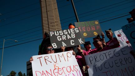 Une manifestation de militants du planning familial contre Donald Trump, à Las Vegas (Etats-Unis), le 18 octobre 2016. (DREW ANGERER / GETTY IMAGES NORTH AMERICA / AFP)