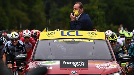 Christian Prudhomme, directeur du Tour de France donne le départ de la 108e course à Brest (Finistère), le 26 juin 2021. (ANNE-CHRISTINE POUJOULAT / AFP)