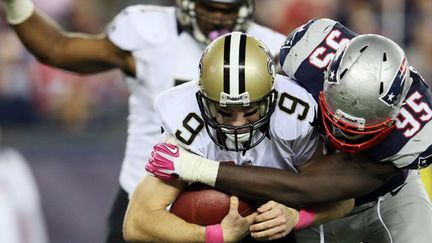 Le quaterback de New Orleans, Drew Brees, subit un sack 