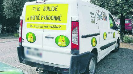 La camionette et le message en cause, le 22 avril 2019. (JEAN-MARC BALOY / MAXPPP)