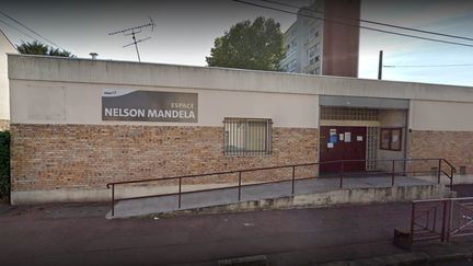 Les tirs ont eu lieu à travers la boîte aux lettres de l'Espace Nelson-Mandela, à Bondy (Seine-Saint-Denis). (GOOGLE STREET VIEW)