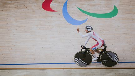 Elle a ouvert le bal des médaillés français. Marie Patouillet a enflammé le vélodrome national de Saint-Quentin-en-Yvelines. Médecin militaire, la paracycliste de 36 ans a décroché l'argent sur le contre-la-montre sur piste. (BALLET PAULINE / AFP)