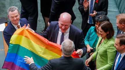 Le drapeau arc-en-ciel dans&nbsp;le Parlement australien après le vote de la loi pour le mariage gay à Canberra, le 7 décembre 2017
 (SEAN DAVEY / AFP)