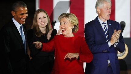 Meeting d'Hillary Clinton à Philadelphie (Pennsylvanie), le 7 novembre 2016, aux côtés de Barack Obama, Chelsea et Bill Clinton (SPENCER PLATT / GETTY IMAGES NORTH AMERICA / AFP)