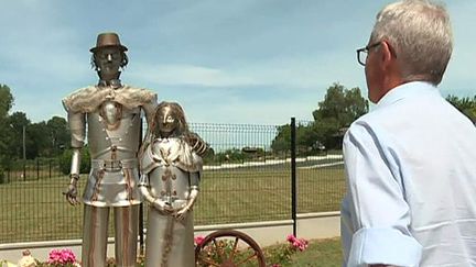 Serge Carvalho devant sa sculpture qui rend hommage à 14 tsiganes fusillés à Saint-Sixte, Lot-et-Garonne
 (France 3 / Culturebox / capture d&#039;écran)