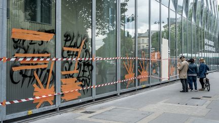 La façade de l'hôpital Necker, à Paris, le 16 juin 2016, deux jours après le passage de casseurs en marge de la manifestation contre la loi Travail. (MICHAEL BUNEL / NURPHOTO / AFP)
