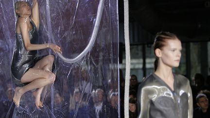 D&eacute;fil&eacute;&nbsp;Iris van Herpen automne-hiver 2014/15 &agrave; Paris, le 4 mars 2014. ( STEPHANE MAHE / REUTERS)