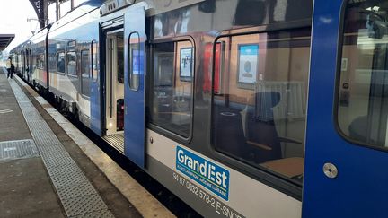 Un TER Grand Est en gare de Strasbourg en avril 2021. (RACHEL NOËL / FRANCE-BLEU ALSACE - FB ELSASS)