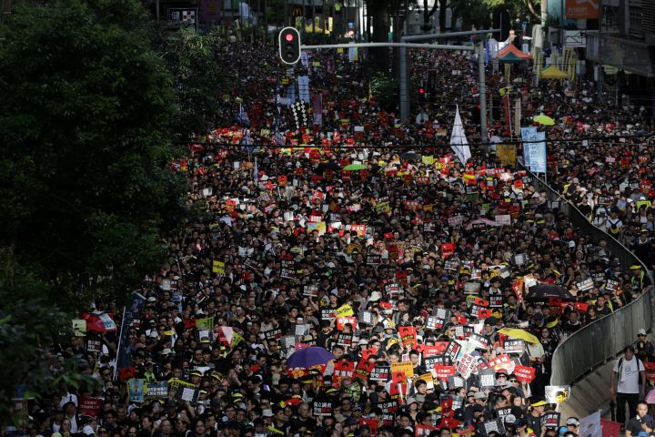 Des dizaines de milliers de manifestants ont marché dans le centre-ville de Hong Kong, lundi 1er juillet 2019. (VIVEK PRAKASH / AFP)