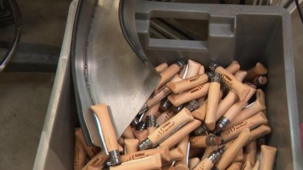 Opinel, la marque de couteau savoyarde, est un bon élève en matière énergétique puisque l’illustre enseigne recycle depuis un demi-siècle sa matière première. (FRANCE 3)