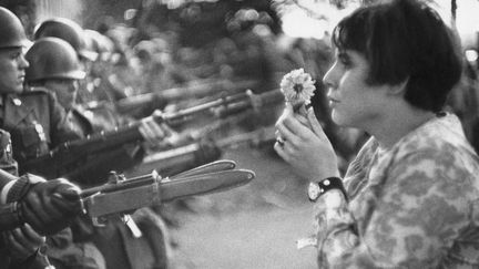 "La Jeune Fille à la fleur". En octobre 1967, la jeunesse américaine défile en masse contre la guerre du Vietnam devant le Pentagone à Washington. (© Marc Riboud / Fonds Marc Riboud au MNAAG)