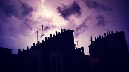 Un orage &eacute;clate au-dessus de Paris, le 8 juin 2014. (MATIEUF / INSTAGRAM)