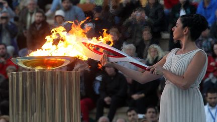 La flamme olympique est allumée lors d'une cérémonie à Athènes, le 5 octobre 2013. (MAXPPP)