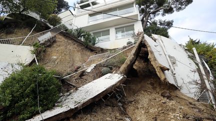 Une maison détruite après les violentes intempéries, le 25 novembre 2019 à Nice (Alpes-Maritimes). (VALERY HACHE / AFP)