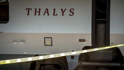 Le train Thalys &agrave; bord duquel a&nbsp;eu lieu une attaque qui a fait deux bless&eacute;s, arr&ecirc;t&eacute; en gare d'Arras (Pas-de-Calais), le 22 ao&ucirc;t 2015. (PHILIPPE HUGUEN / AFP)