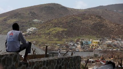 Un homme contemple le quartier d'Oyster-Pond sur l'île de Saint-Martin après le passage de l'ouragan Irma, le 10 septembre 2017.&nbsp; (LP/YANN FOREIX / MAXPPP)