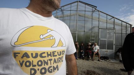 &nbsp; (Plusieurs dizaines de faucheurs volontaires sont venus examiner l'état des plants OGM détruits cinq ans auparavant © MAXPPP)