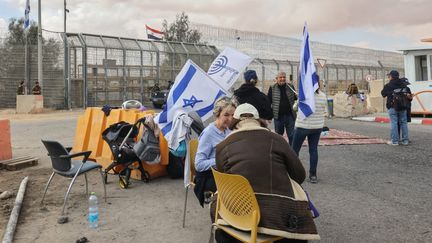 Des militants israéliens à la frontière avec l'Egypte, à Nitzana, pour protester contre l'envoi d'aide humanitaire à Gaza, en février 2024. (GIL COHEN-MAGEN / AFP)