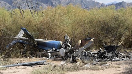 Les débris de deux hélicoptères, après un accident survenu dans la province de La Rioja (Argentine), sur le tournage de l'émission de TF1 "Dropped", le 10 mars 2015. (JUAN MABROMATA / AFP)