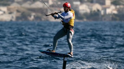 Lauriane Nolot lors de la medal race en kitefoil, le 8 août 2024, à Marseille. (CHRISTOPHE SIMON / AFP)