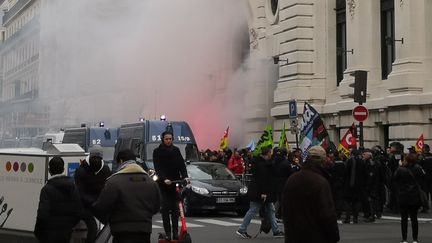 Des manifestants devant un immeuble abritant le siège de BlackRock France à Paris, le 7 janvier 2020. (CAROLE GUIRADO / AFP)