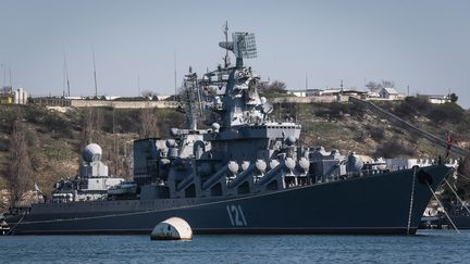 Le croiseur Moskva, navire amiral de la marine russe, amarré dans la baie de la ville de Sébastopol en Crimée, le 30 mars 2014. (SERGEI ILNITSKY / MAXPPP)