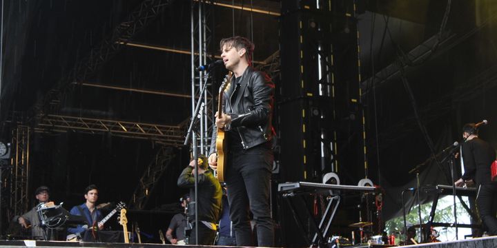 Foster the people commence son concert sous la pluie.
 (Claire Digiacomi)