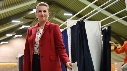 La Première ministre danoise Mette Frederiksen vote à Værløse,&nbsp;au nord de Copenhague (Danemark), dans le cadre d'élections législatives le 1er novembre 2022. (JONATHAN NACKSTRAND / AFP)